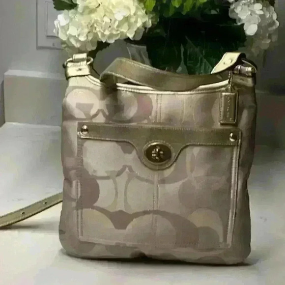 👜👛 NWOT Coach Penelope Optic Metallic Gold Signature F18478 Cream and Tan - Picture 2 of 10